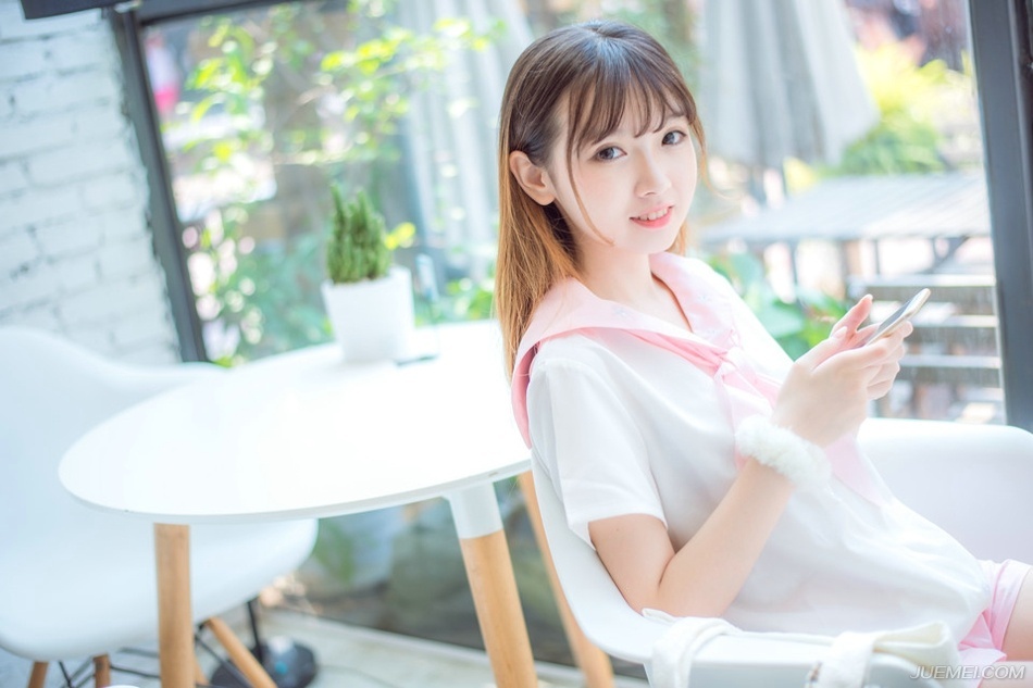 “听从先生调遣！”剩下的蜀将见越来越多的人跪下，盲从加上心中同样对庞统画出来的蓝图吸引，相继跪倒一片，到最后，只剩下刘璝孤零零的站在原地，看着满堂跪在地上的蜀将，面色阴晴不定，跪也不是，不跪也不是。
